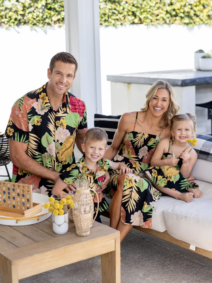 Familien-Sets aus Blumen-Strandhemd und gerafftem Trägerkleid mit geteiltem Saum