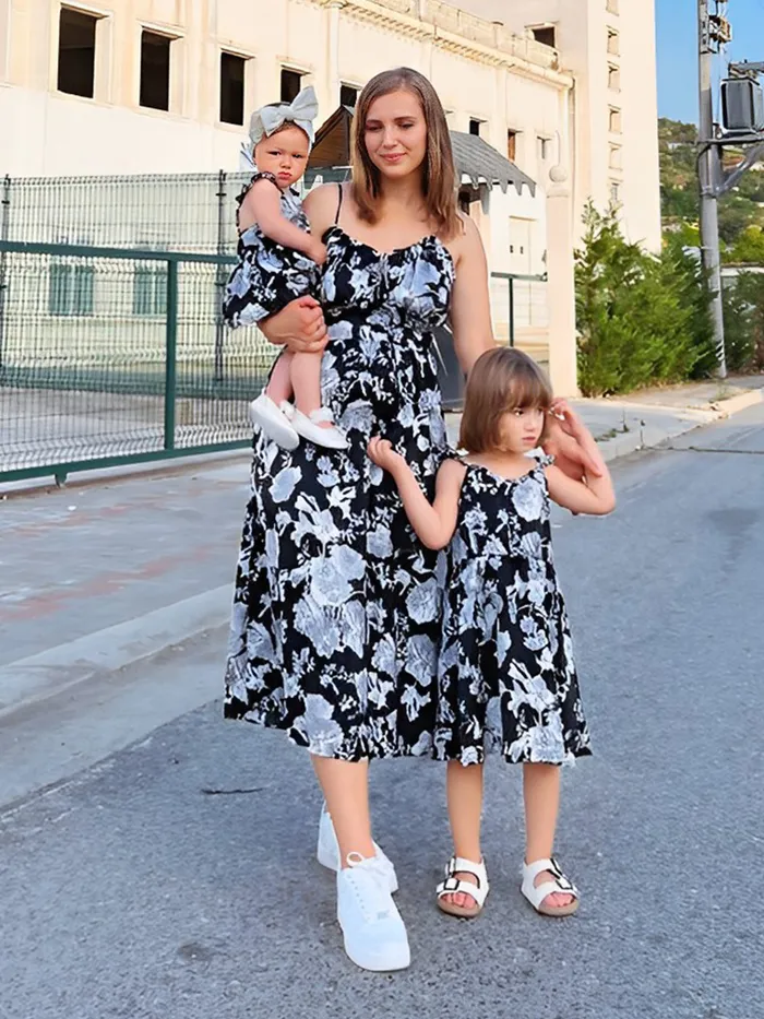 Mommy and Me Nero floreale cravatta collo increspato busto raso slip dress 