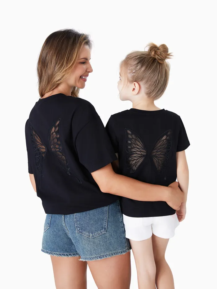 Mommy and Me Camiseta de algodón de manga corta con patrón de alas de mariposa de malla negra a juego