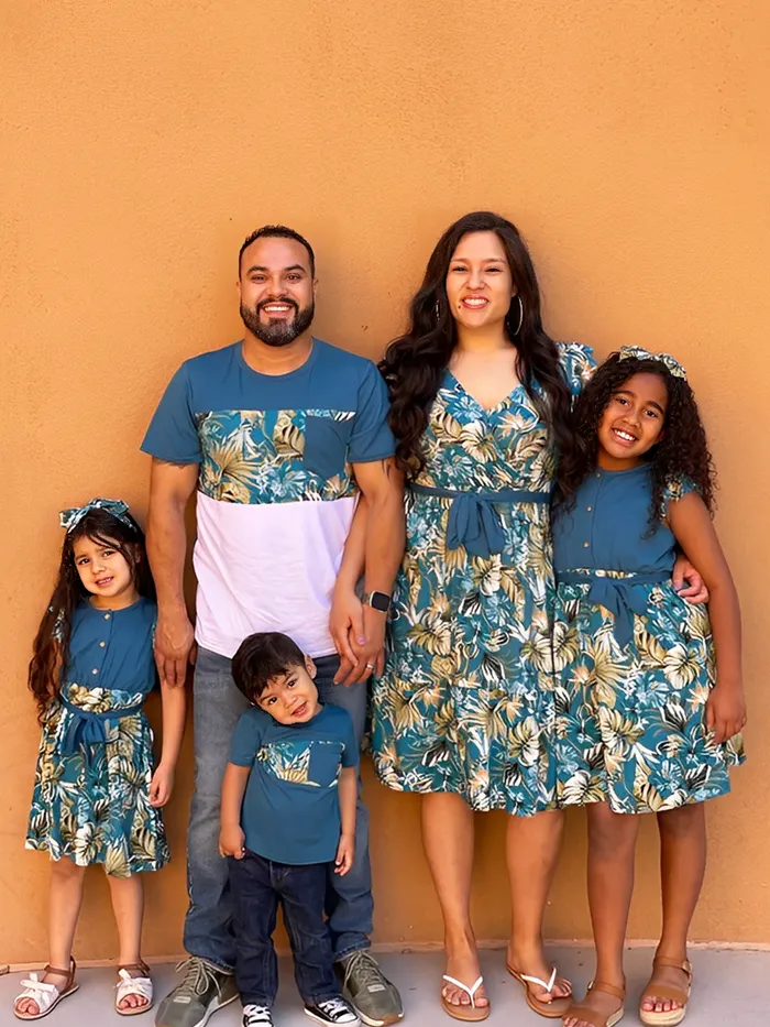 ครอบครัวจับคู่ชุดครุยคอวีสีน้ำเงินพิมพ์ลายดอกไม้และชุดเสื้อยืดแขนสั้นประกบ