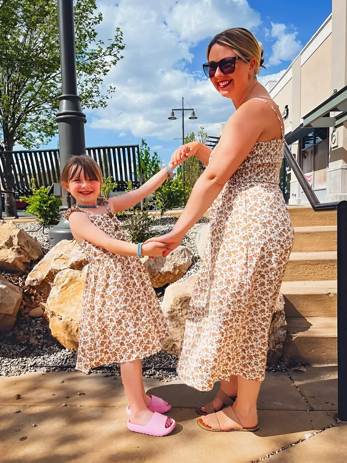 Mommy and Me Beige Ditsy Blumengemustertes gerafftes Kleid mit Knopfleiste vorne
