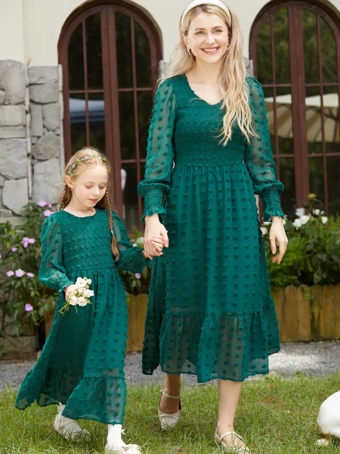 الأم وأنا الزفاف الأخضر السويسري النقاط الأكمام الطويلة فساتين تصميم Smocked