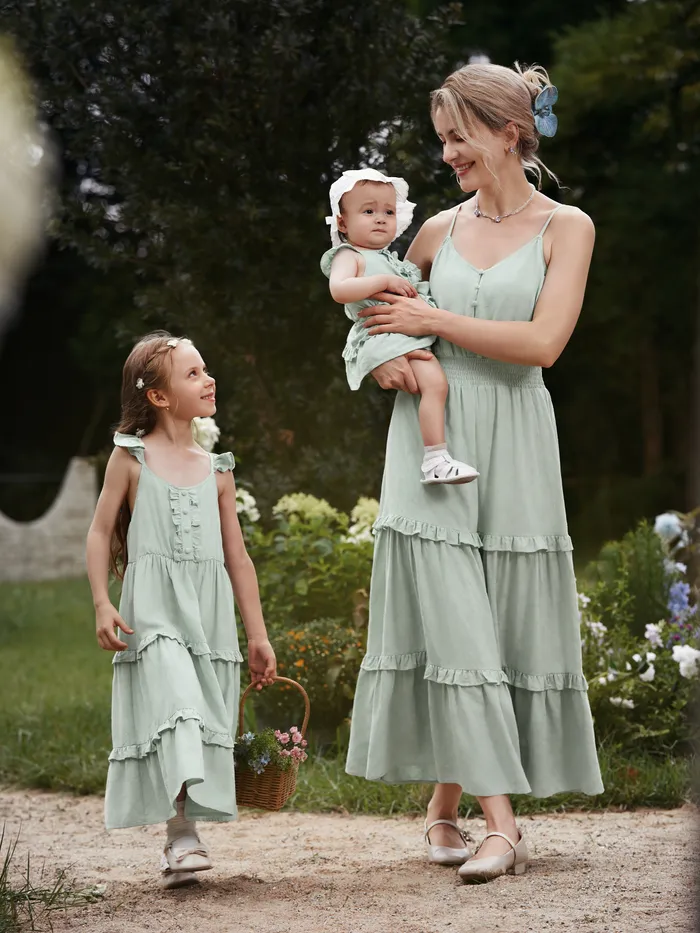 Maman et moi vert faux bouton smocké taille flotter bretelle à volants ourlet à volants 