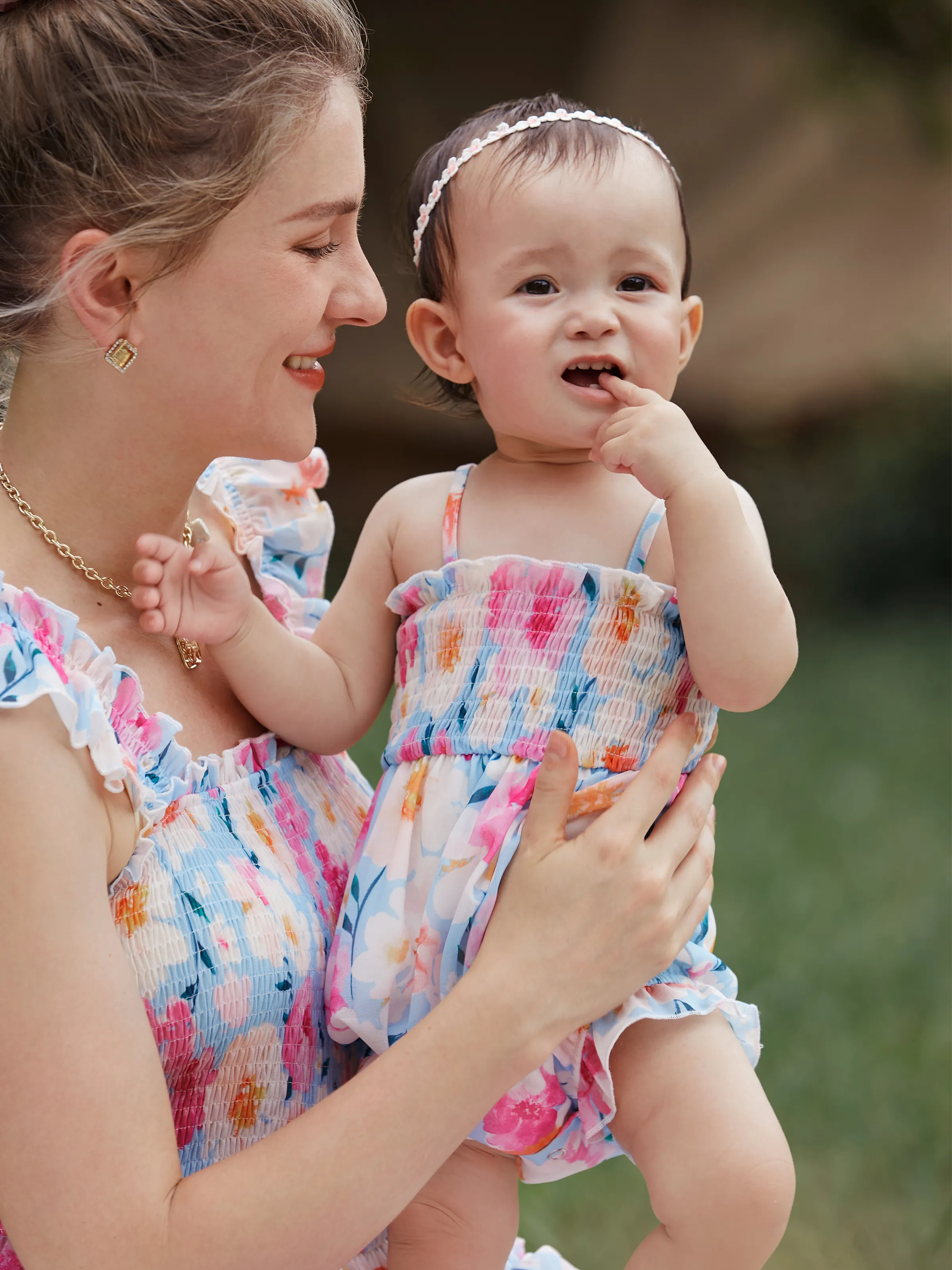 Mommy And Me Lebendiges Geblümtes, Gesmoktes, Gestuftes Kleid Mit Flatterriemen