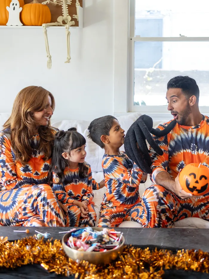 Halloween-Familie Passende orangefarbene Kürbis-Batik-Langarm-Pyjama-Sets mit Kordelzug und Taschen (schwer entflammbar)