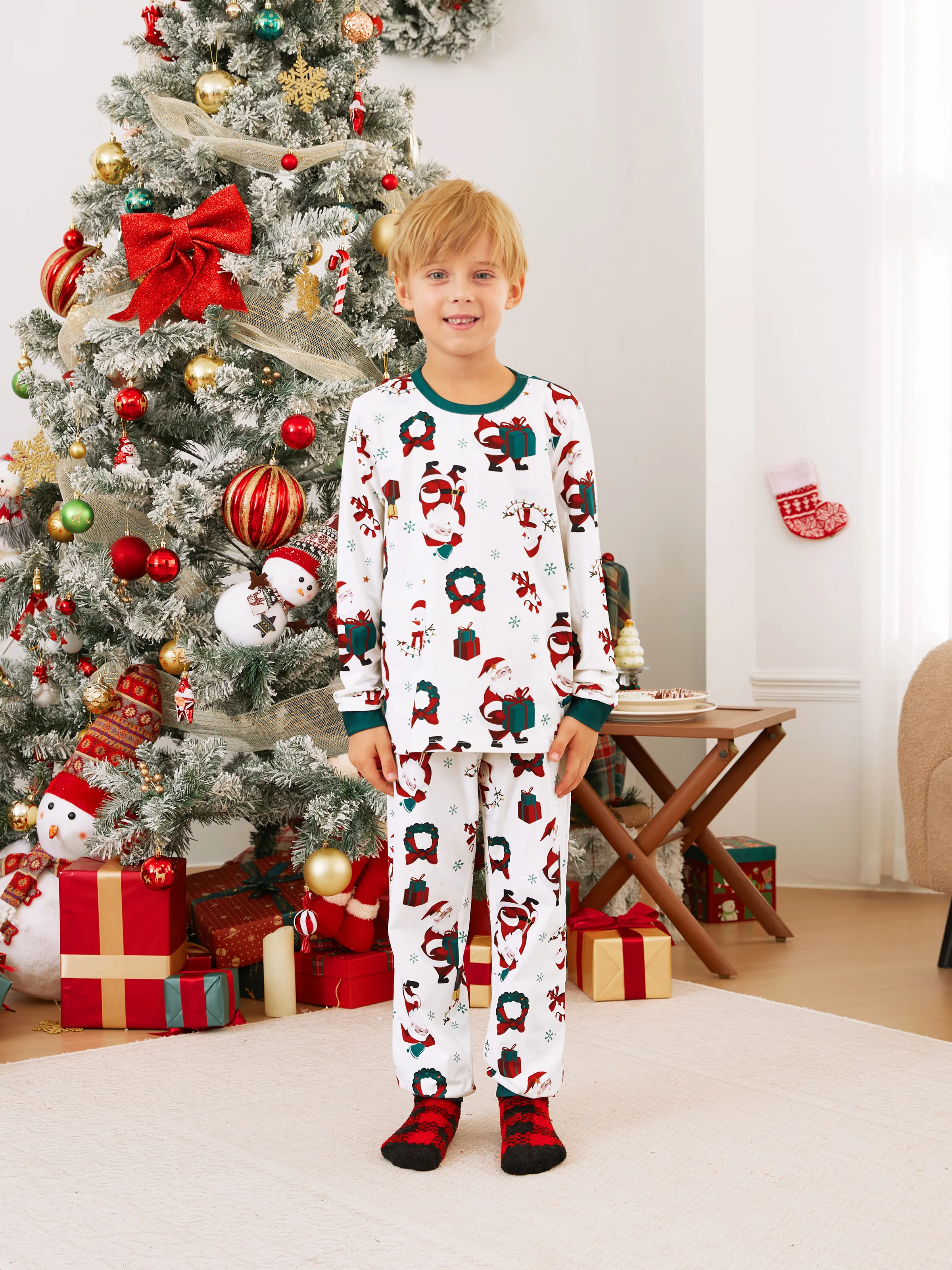 

Christmas Family Matching Santa & Wreaths Print Long-sleeve Pajamas Sets