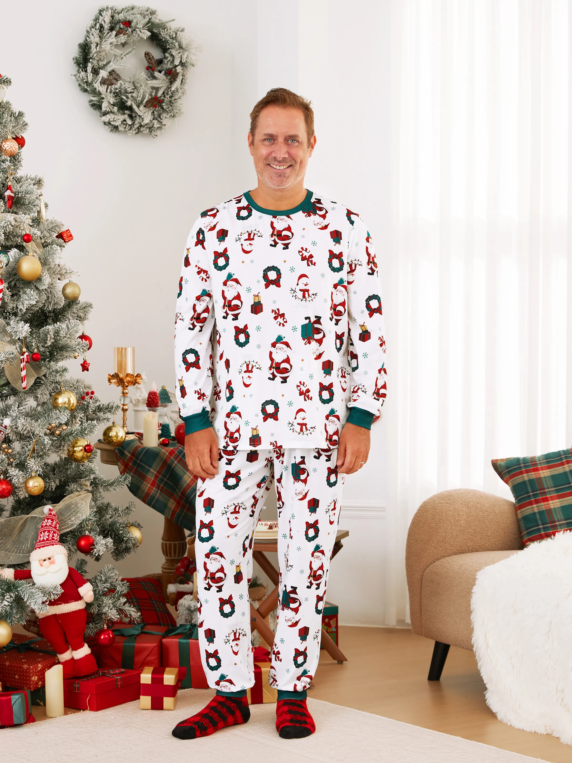 

Christmas Family Matching Santa & Wreaths Print Long-sleeve Pajamas Sets