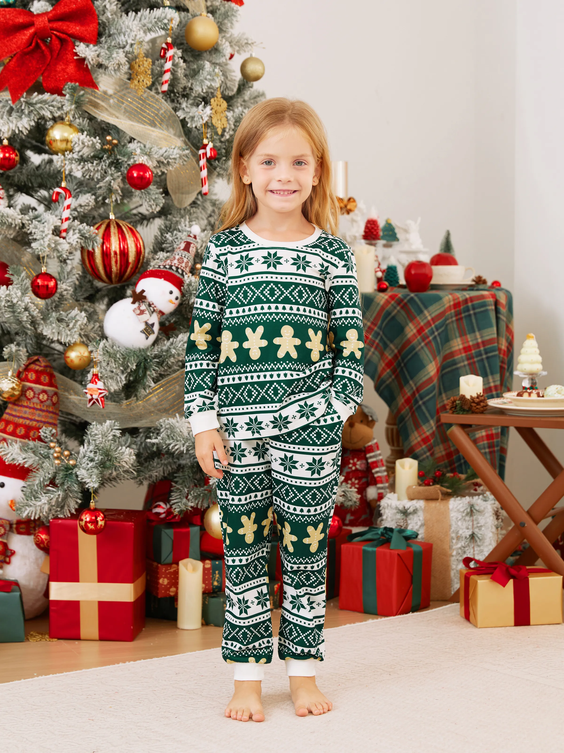 

Christmas Family Matching Green Snowflake/Gingerbread Man Pattern Pajamas Sets with Pockets and Drawstring