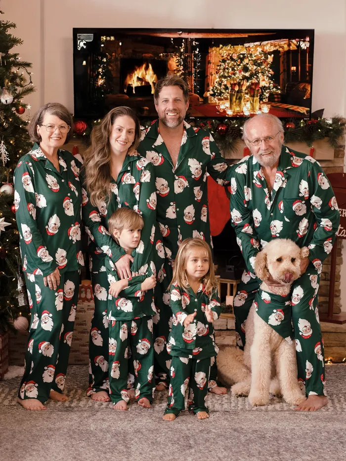 Weihnachten Familie Passende dunkelgrüne Allover-Santa-Muster-Revers-Pyjama-Sets mit Kordelzug und Taschen 