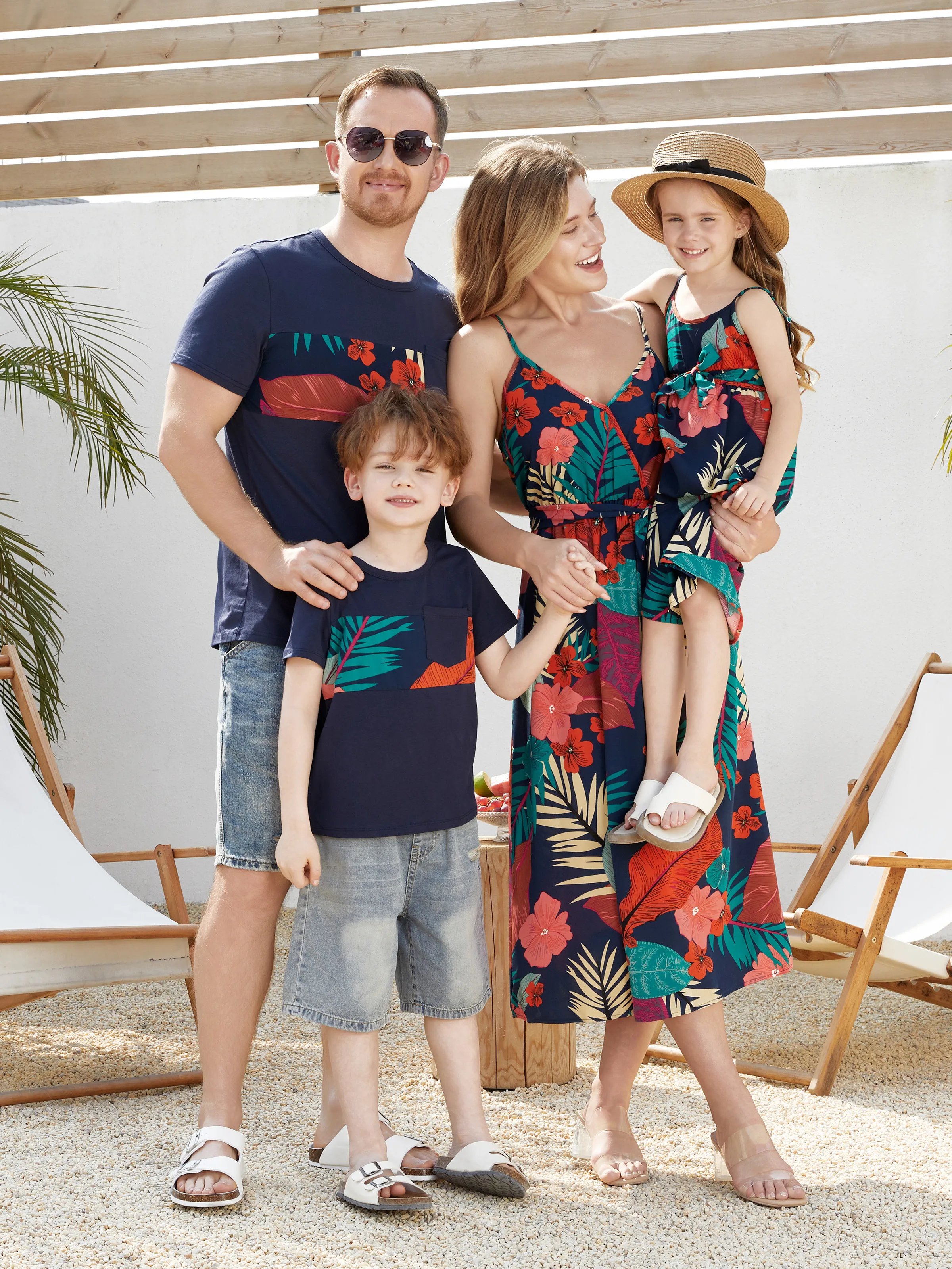 Family Matching Sets Panel Floral Camiseta negra y vestido de tirantes con escote en V con broche oculto 